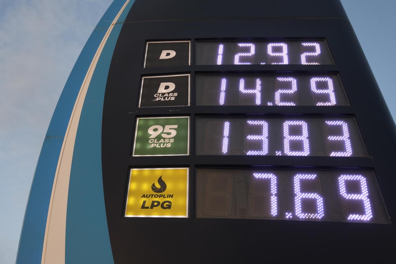 Od ponoći skuplji benzin, a jeftiniji dizel 