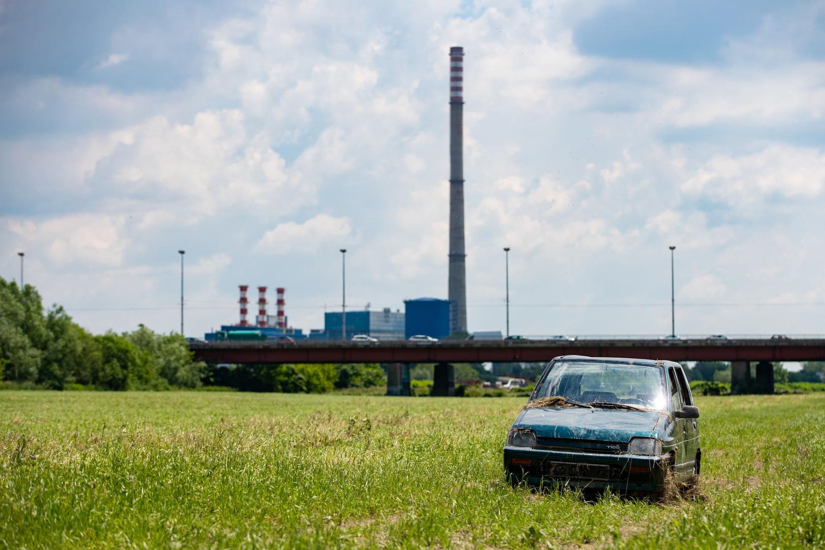 Automobil Daewoo Tico koji je stradao pri izlijevanju Save iz korita, još stoji na desnoj obali izmedju rijeke i nasipa
