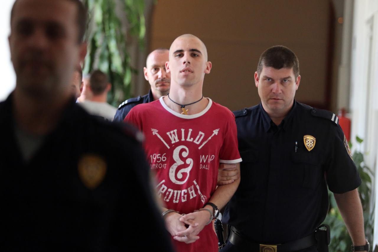 Rijeka: Dino Kulišek dolazi iz pritvora na Županijski sud na objavu presude