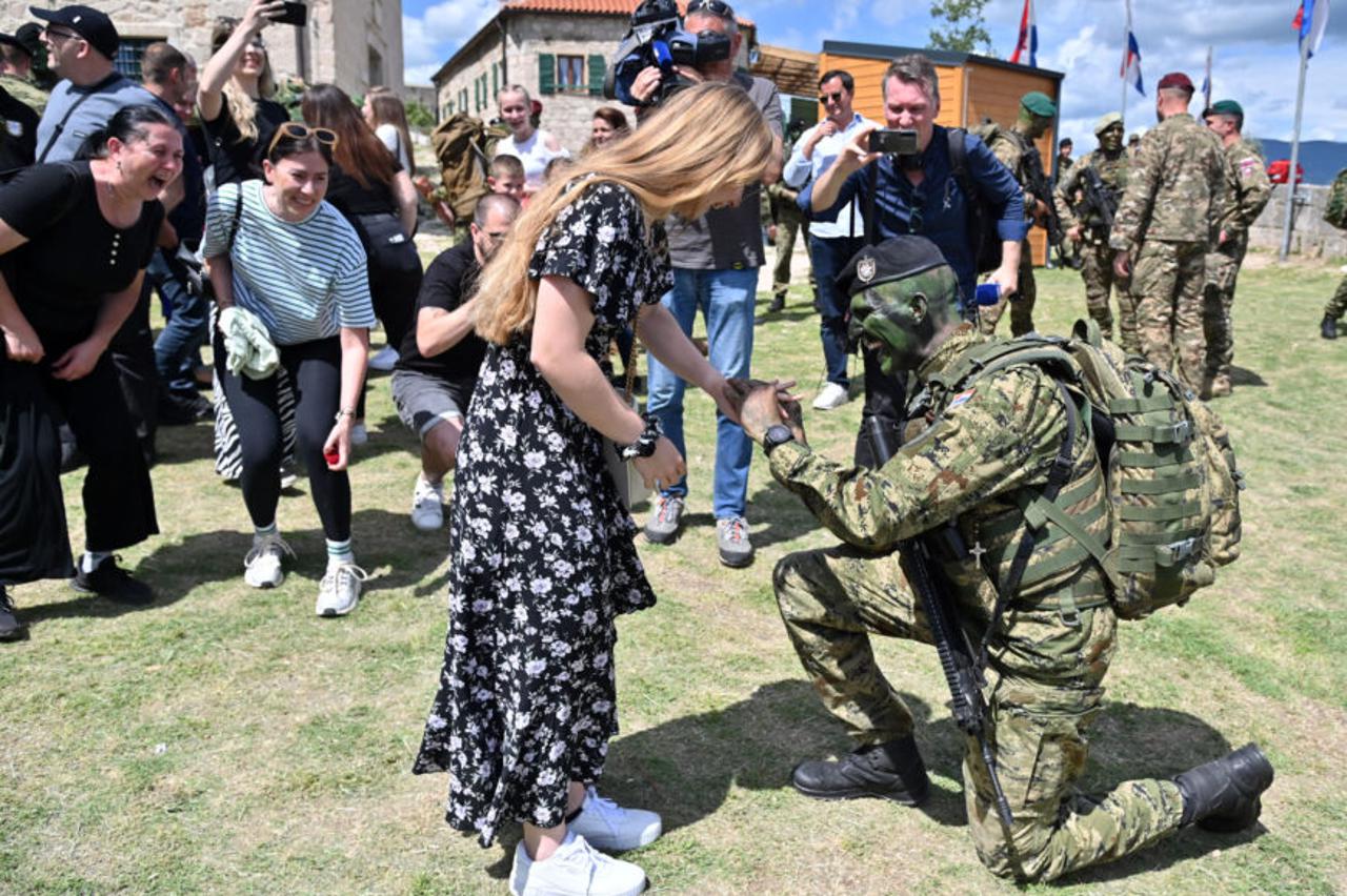 Poručnik zaprosio djevojku poručnicu na Kninskoj tvrđavi