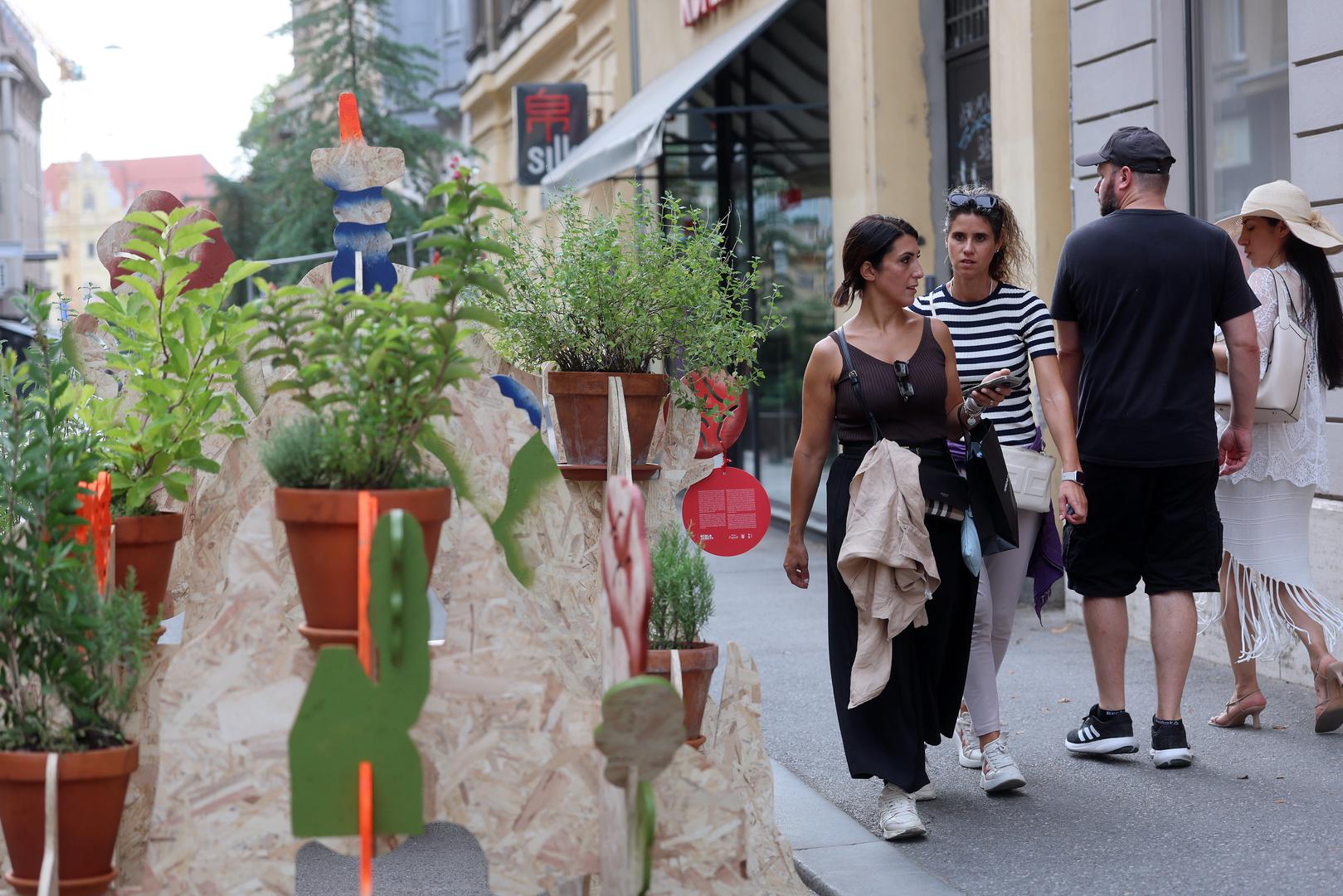 Program "Grad kao emocionalna mreža" kustosice Tene Bakšaj, okuplja šest umjetnika i umjetnica koji kroz instalacije, tekstilne radove i intervencije promišljaju odnos ljudi prema Zagrebu