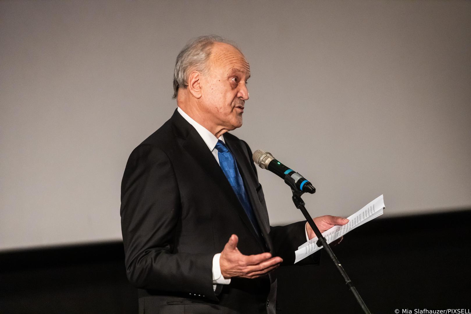 Dokumentarni film posvećen je mons. Nikoli Eteroviću, apostolskom nunciju u Njemačkoj i jednom od najvažnijih vatikanskih diplomata današnjice. 