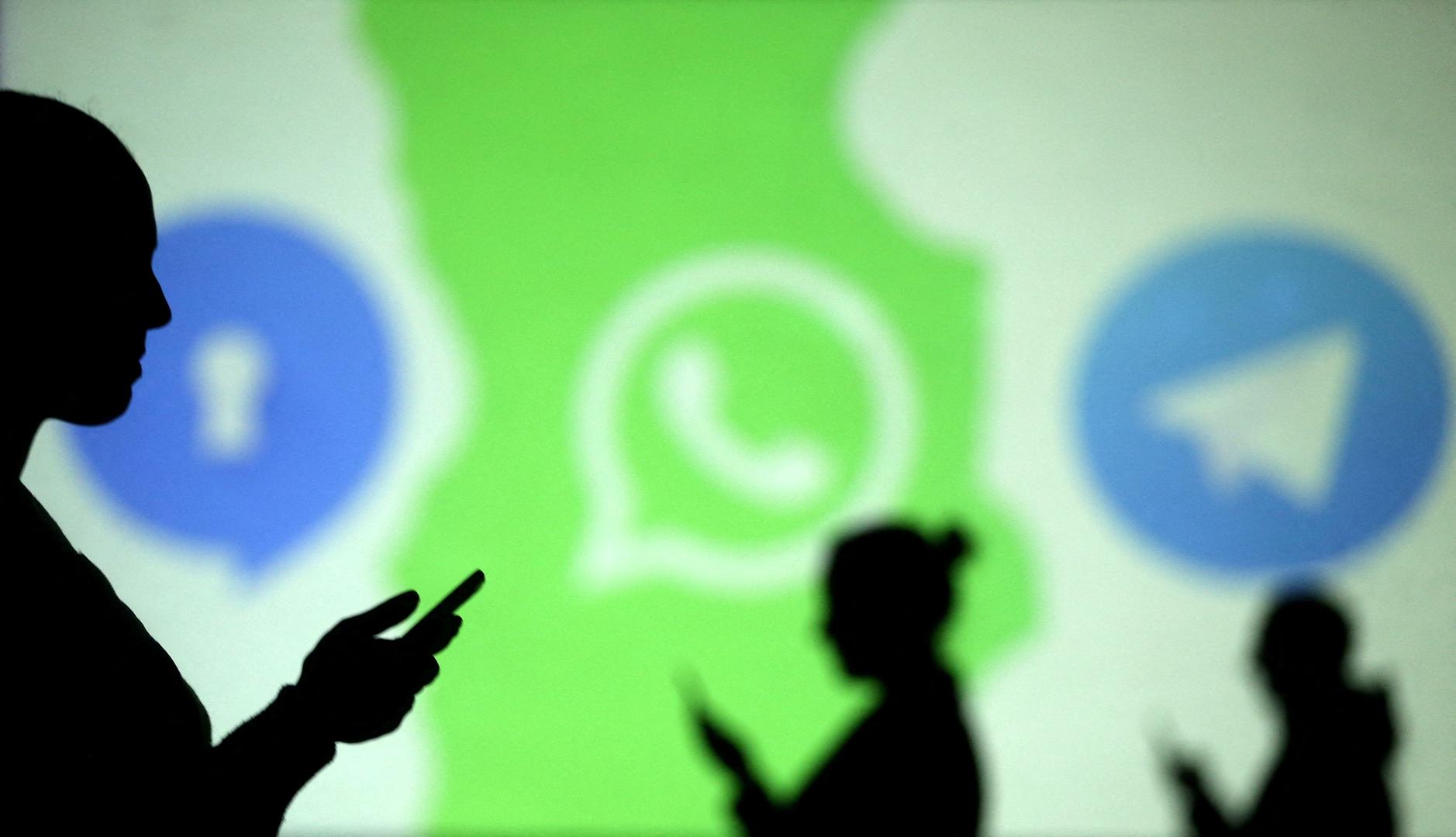 1. DIJELJENJE LOKACIJE U STVARNOM VREMENU Jedna od najkorisnijih funkcija WhatsAppa je mogućnost dijeljenja trenutne lokacije s kontaktima. Umjesto da pokušavate objasniti gdje se nalazite, jednostavno možete poslati oznaku svoje lokacije. Evo kako to učiniti:

Otvorite chat s kontaktom kojem želite poslati lokaciju
Dodirnite ikonu za prilog (spajalica)
Odaberite "Lokacija"
Odaberite "Podijeli trenutnu lokaciju" ili "Podijeli uživo lokaciju"
Opcija "Podijeli uživo lokaciju" omogućuje vam da dijelite svoju lokaciju u stvarnom vremenu tijekom određenog vremenskog perioda (15 minuta, 1 sat ili 8 sati). Ovo je posebno korisno kada se nalazite s nekim ili putujete.

