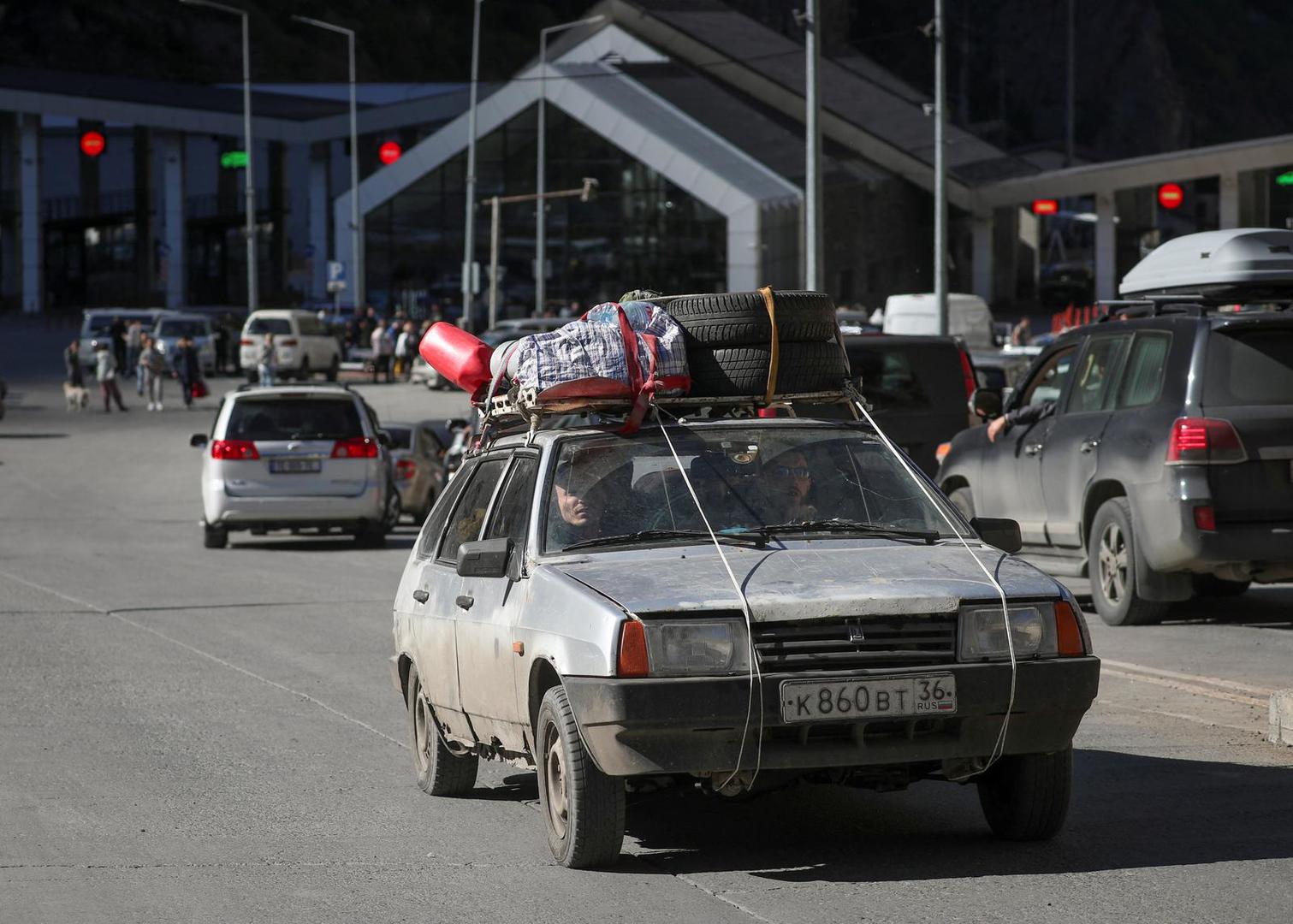 Travellers from Russia cross the border to Georgia at the Zemo Larsi/Verkhny Lars station, Georgia September 26, 2022.  REUTERS/Irakli Gedenidze Photo: IRAKLI GEDENIDZE/REUTERS