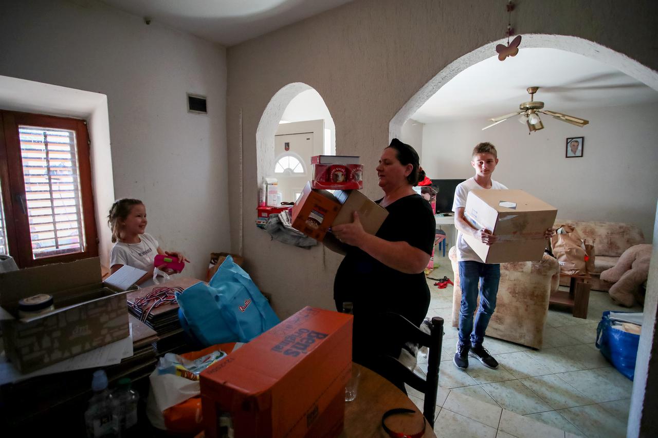 Škabrnja: Članovi Udruge za pomoć žrtvama nasilja, djeci i siromašnima dovezli pomoć obitelji Matijević