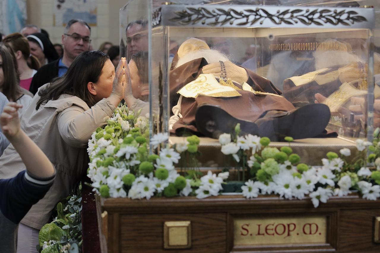 Lani je tijelo svetog Leopolda Mandića vidjelo više od 200.000 vjernika u Hrvatskoj