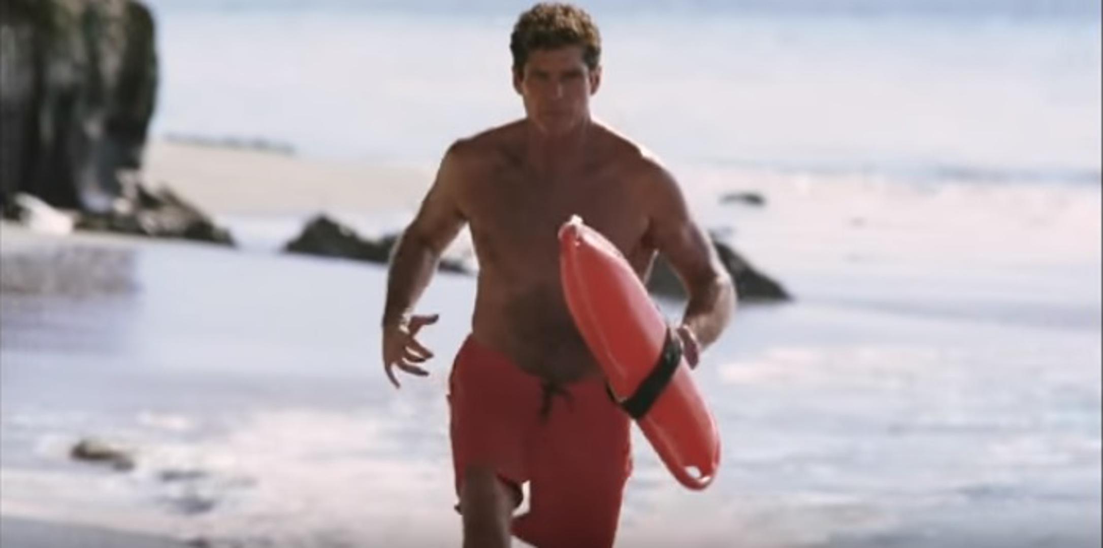 Početkom 90-ih godina David Hasselhoff bio je kralj plaže zbog serije "Spasilačka služba" u kojoj je glumio spasioca Mitcha Buchannona. 