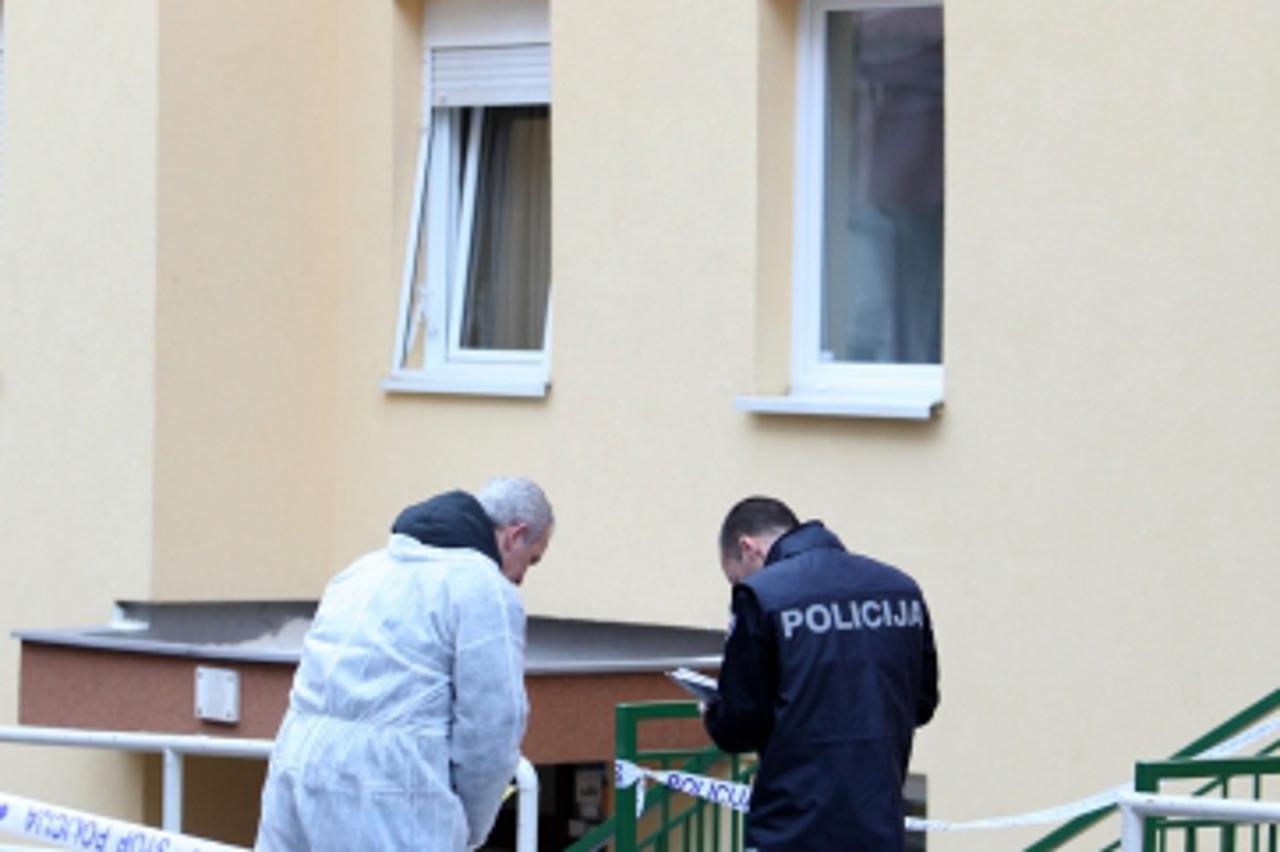 '28.03.2013., Rijeka - Oko 15.25 sati u ulici Andree Benussia, kod kucnog broja 2 zaprimljena je dojava o ozlijedenoj muskoj osobi, koja je naknadno preminula. Policijski ocevid na mjestu dogadaja.  P