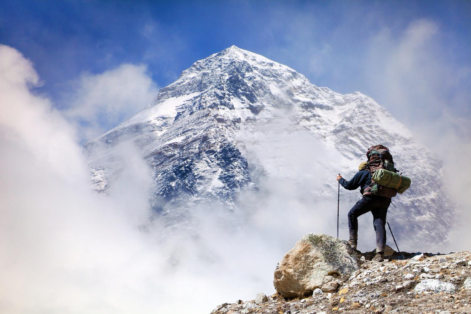 1. Mount Everest, Nepal: Najviši vrh svijeta (8849 m) već desetljećima simbolizira ultimativni izazov za penjače. No, uspon na Everest opasan je koliko i slavan. Više od 300 ljudi izgubilo je život pokušavajući ga osvojiti, a područje iznad 8000 metara poznato je kao ‘zona smrti’ zbog nedostatka kisika, brutalnih vremenskih uvjeta i lavina. Ostaci više od 200 tijela ostali su na planini, jer su uvjeti preopasni za njihovo uklanjanje. Ekspedicije koje ciljaju vrh zahtijevaju mjesece priprema i iznose desetke tisuća dolara.