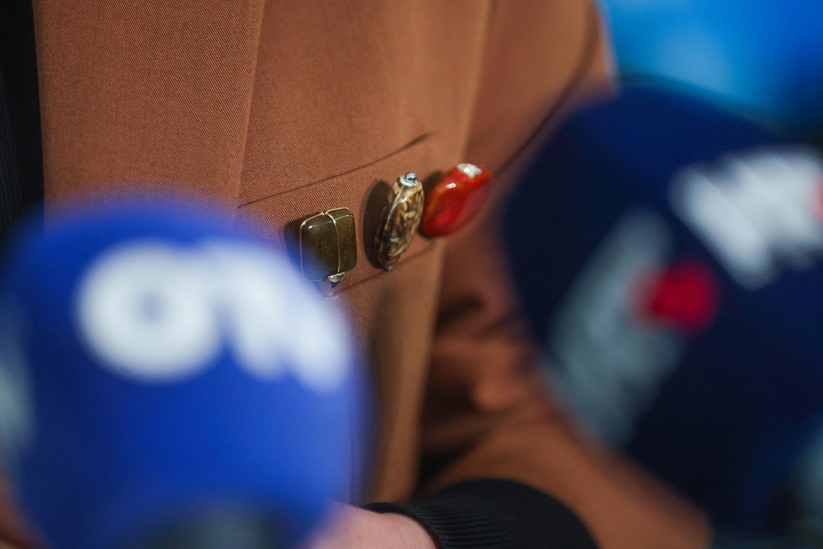 Na reveru smeđeg sakoa isticala su se čak tri broša različitih boja, detalj koji je postao svojevrsni potpis prve dame i kojim često obogaćuje svoje klasične odjevne kombinacije.