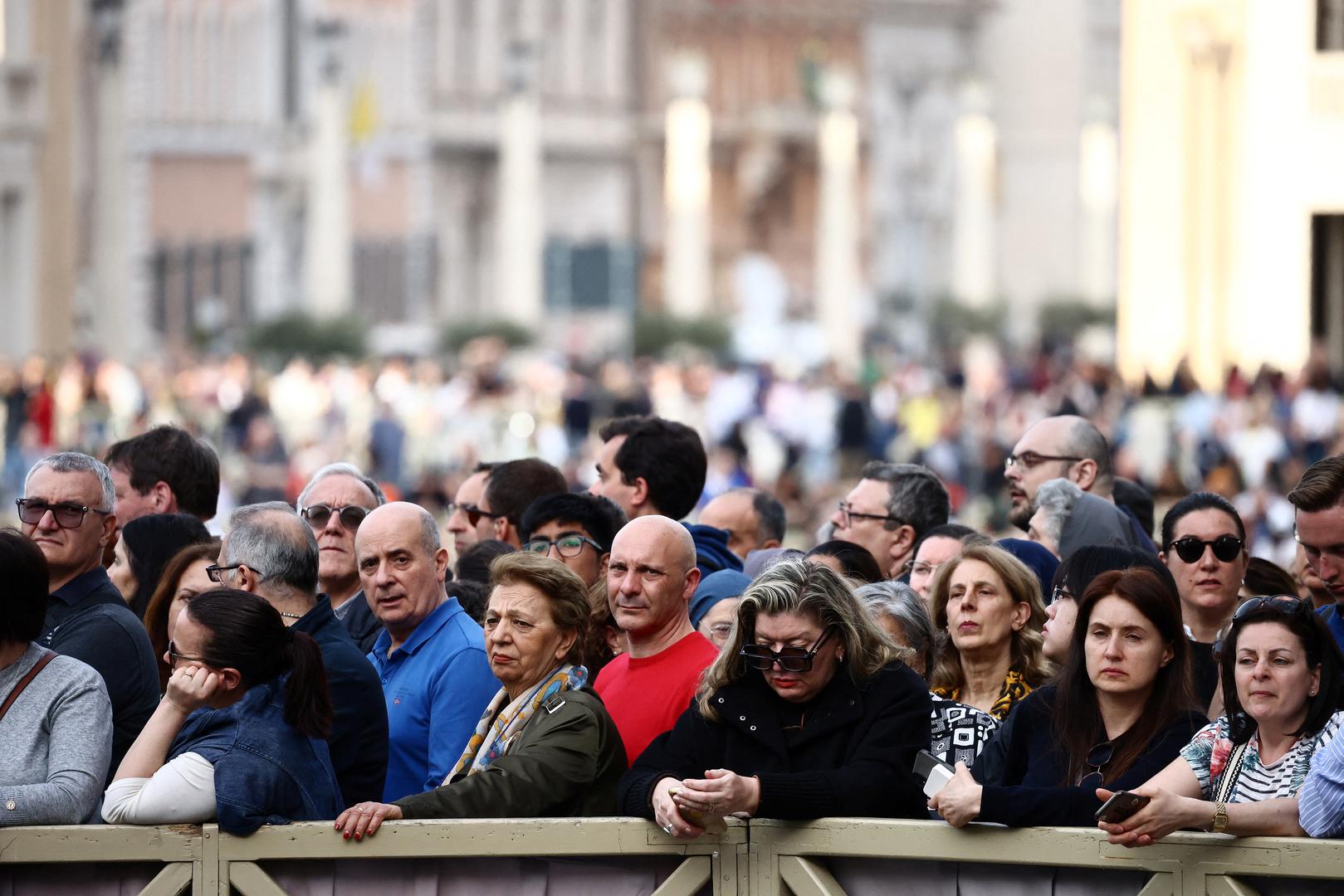 Faithful gather ahead of a rosary for Pope Francis, following the death of the pontiff, in St. Peter's square, at the Vatican, April 21, 2025. REUTERS/Yara Nardi Photo: YARA NARDI/REUTERS
