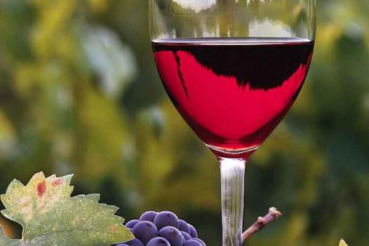\'vino crveno casa grozdje\'