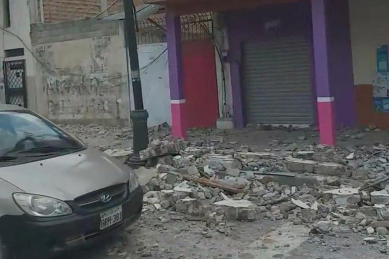 Aftermath of an earthquake in Pasaje