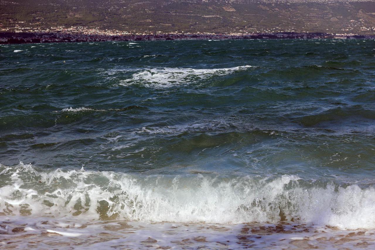 Slatine: Bura na moru