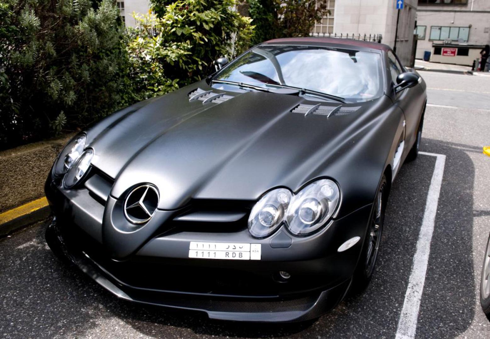 El Hadji Diouf - Mercedes-Benz SLR McLaren - 3,5 milijuna kuna, a još vozi i Cadillac Escalade 