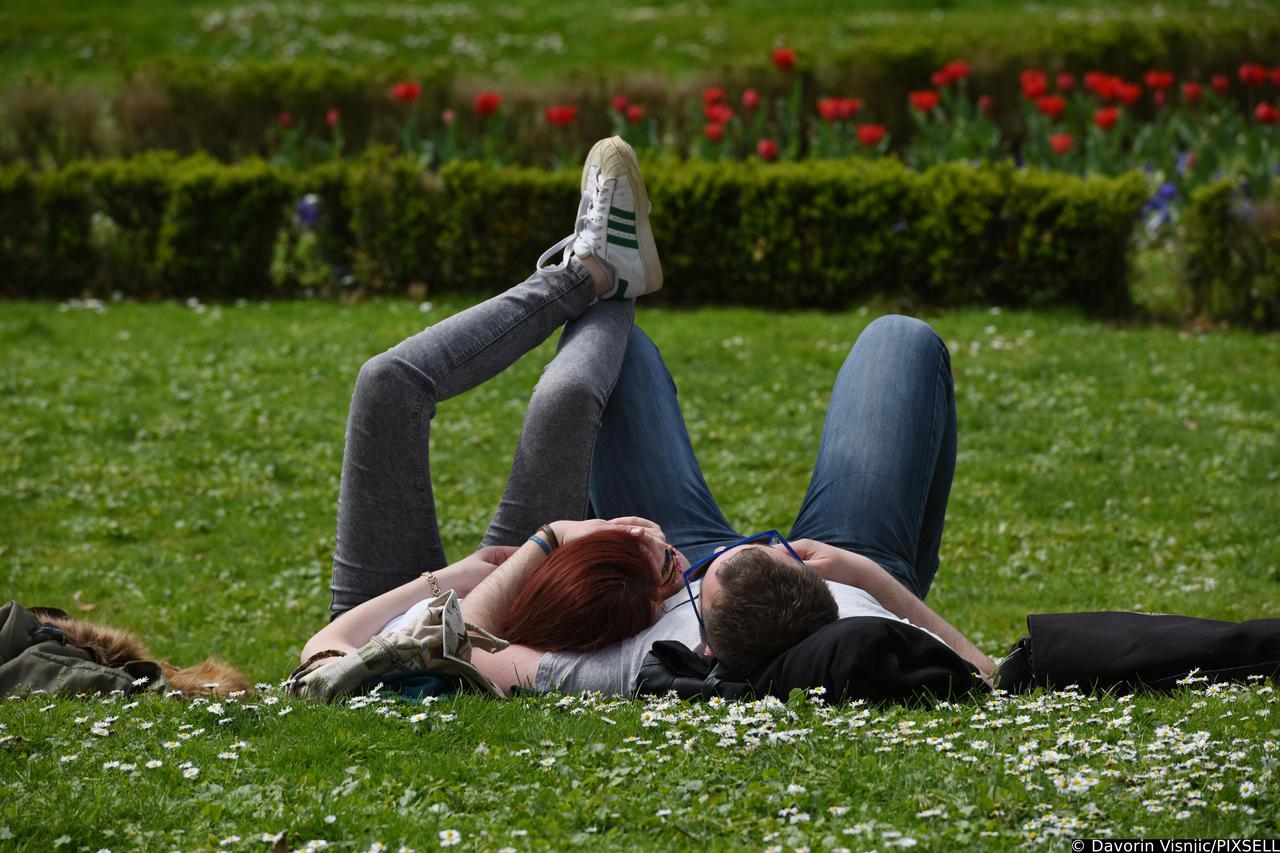 Zagreb: Zaljubljeni par odmara na travi