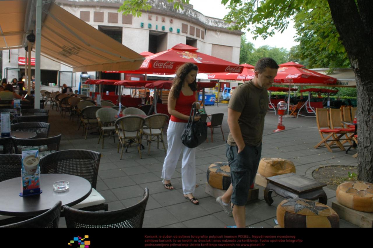 '06.07.2009., Karlovac - Nekada jako popularno u gradu, kino Edison danas je zatvoreno i pretvoreno u ugostiteljski objekt.  Photo: Kristina Stedul Fabac/Vecernji list'