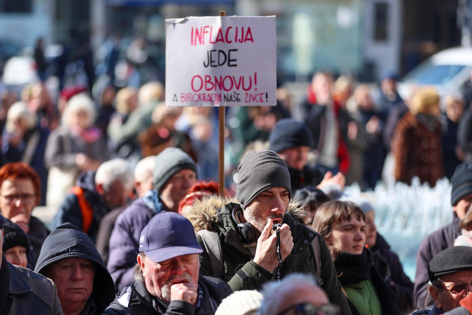 20.02.2025., Zagreb - Ispred HNB-a, Trg hrvatskih velikana 3. Platforma "Halo, inspektore" organizirala je protestno okupljanje, medju ostalim, zbog najave povecanja naknada banaka i cijena teleoperatora. Josip Kelemen pozvao je sugradjane da nakon 5 minuta sutnje svoje nezadovoljstvo izraze glasnim lupanjem i zvizdanjem.  Photo: Sanjin Strukic/PIXSELL