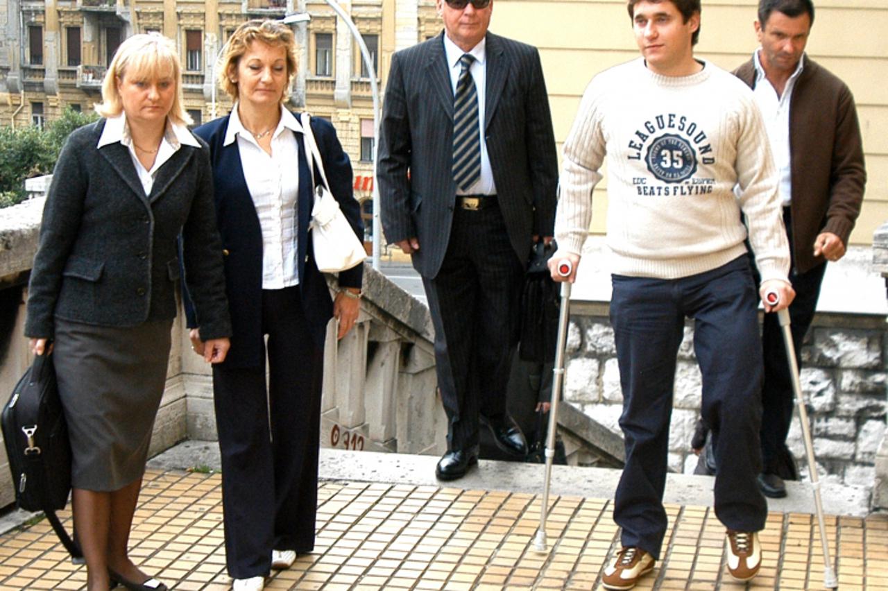 \'151008 MIROSLAV MASKARIN S ODVJETNICIMA I RODITELJIMA DANAS NA RIJECKOM SUDU............. Photo: pero lovrovic/Vecernji list\'