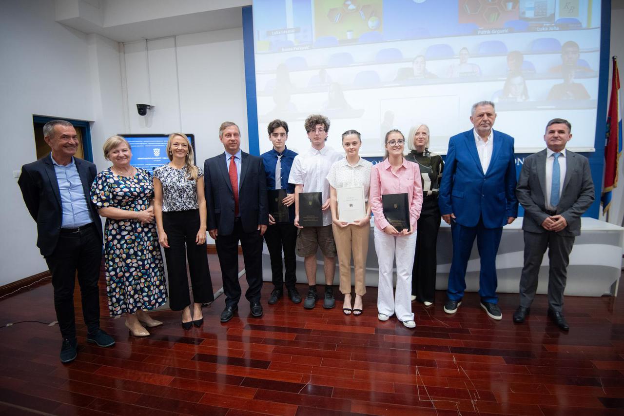 Zagreb: U Ministarstvu znanosti i obrazovanja dodijeljene nagrade najboljim maturantima