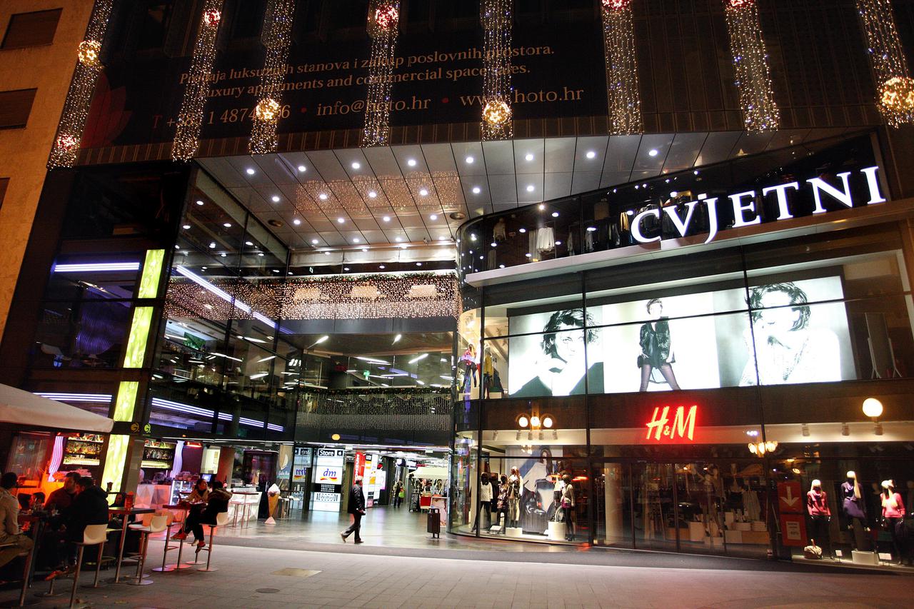04.11.2012., Zagreb, - Iako je jos gotovo dva mjeseca do Bozica, trgovacki centar Cvjetni vec je u blagdanskom ozracju i okicen je lampicama Photo: Borna Filic/PIXSELL
