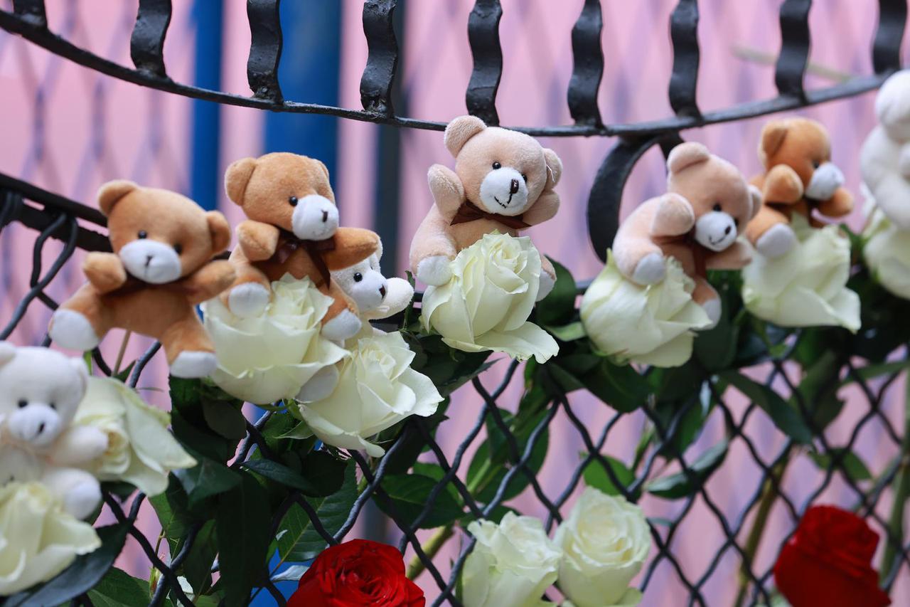 Beograd: Brojni učenici iz raznih škola zapalili svijeću i položili cvijeće na mjestu tragedije