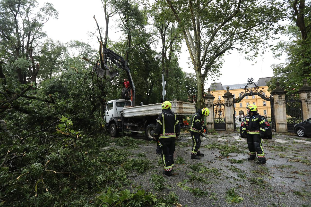 Zagreb: Posljedice nevremena ispred Klinike za psihijatriju "Vrap?e"