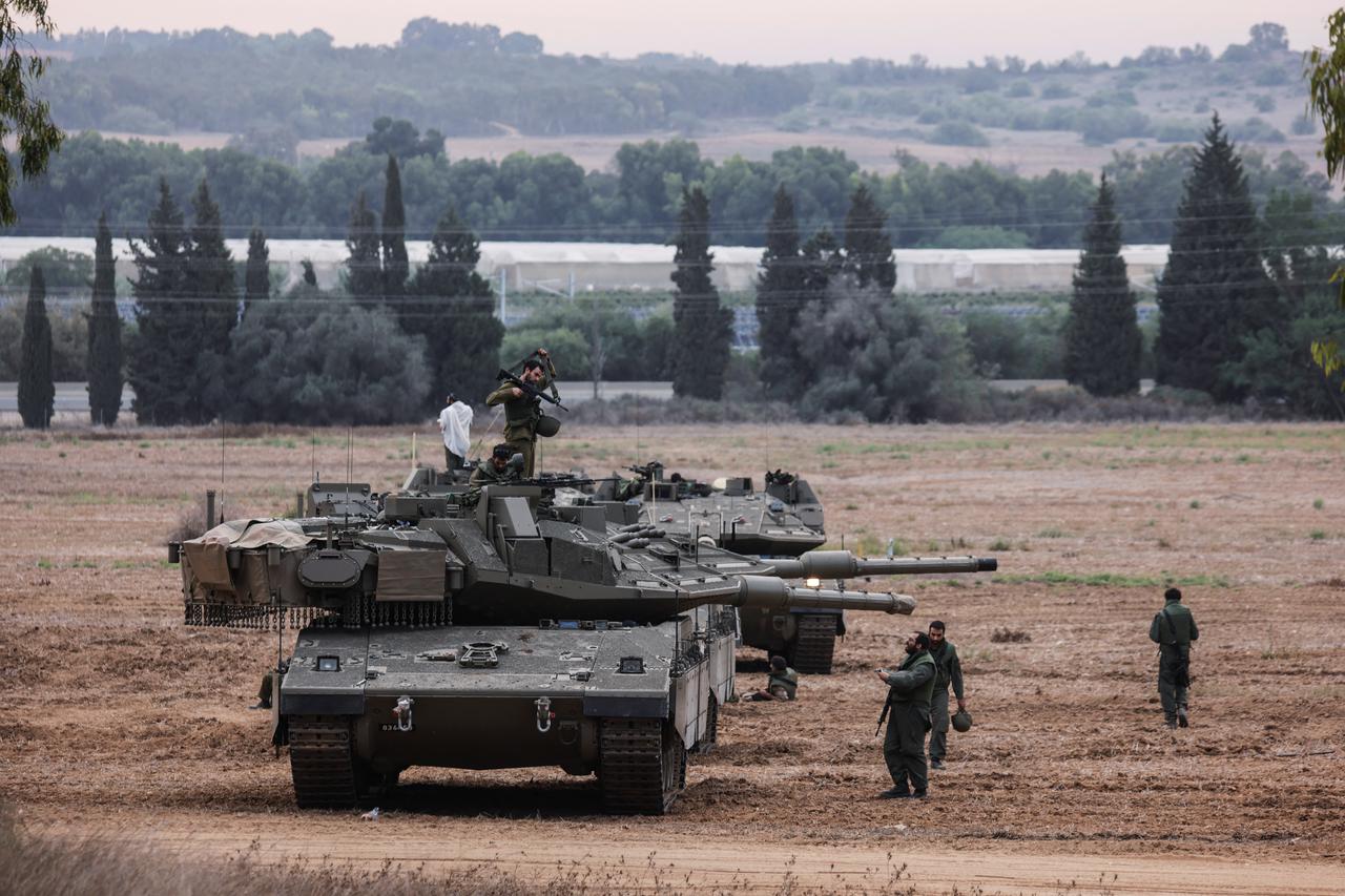 Izraelski tenkovi i vojna vozila na izraelskoj strani granice s Gazom