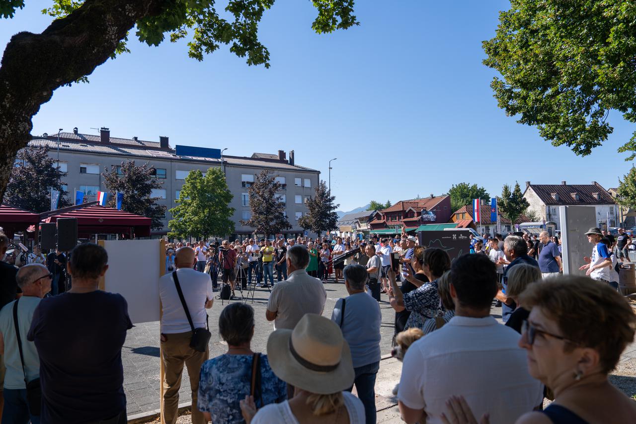 U Gospiću održan prosvjed protiv ilegalnog odlaganja otpada