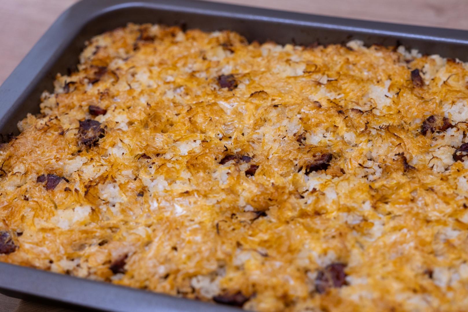 Složenac a la sarma: Na ulju pirjajte luk, dodajte mljeveno meso, začinite i kratko popržite, a zatim umiješajte isprani kiseli kupus i malo riže. Dolijte temeljca, poklopite i kuhajte dok riža ne omekša, a okusi se ne prožmu. Naknadno ga možete i zapeći u pećnici. Dobit ćete sav okus sarme, ali u pola vremena i bez kompliciranja.