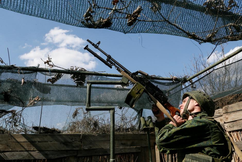 Pripadnik separatističke proruske jedinice u blizini njihove uzvrde Donjecka na istoku Ukrajine