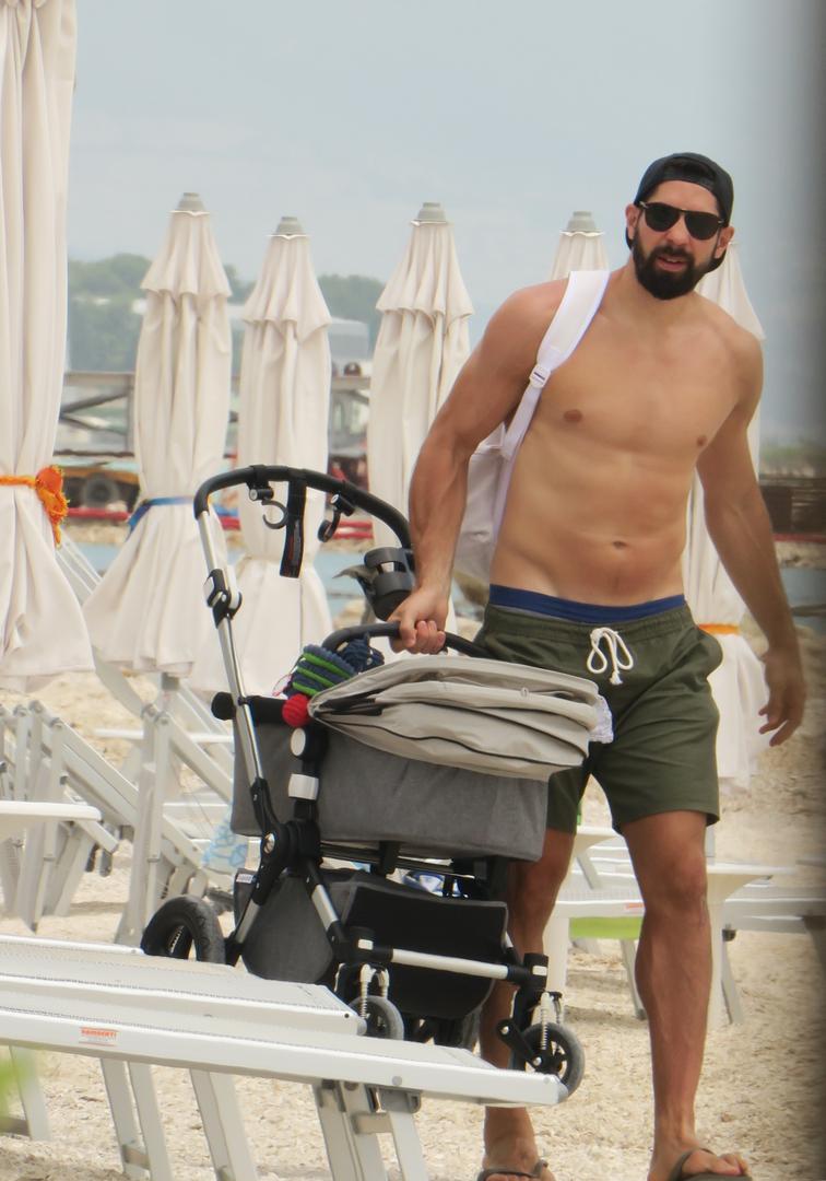 17.06.2016., Trogir - Rukometas PSG-a i reprezentacije Francuske Nikola Karabatic vrijeme na odmoru iskoristio za uzivanje na plazi s djevojkom Geraldine Pillet i dvomjesecnim sinom Alekom kojem je ovo prvi susret s Jadranskim morem.  "nPhoto: Ivo Cagalj/PIXSELL