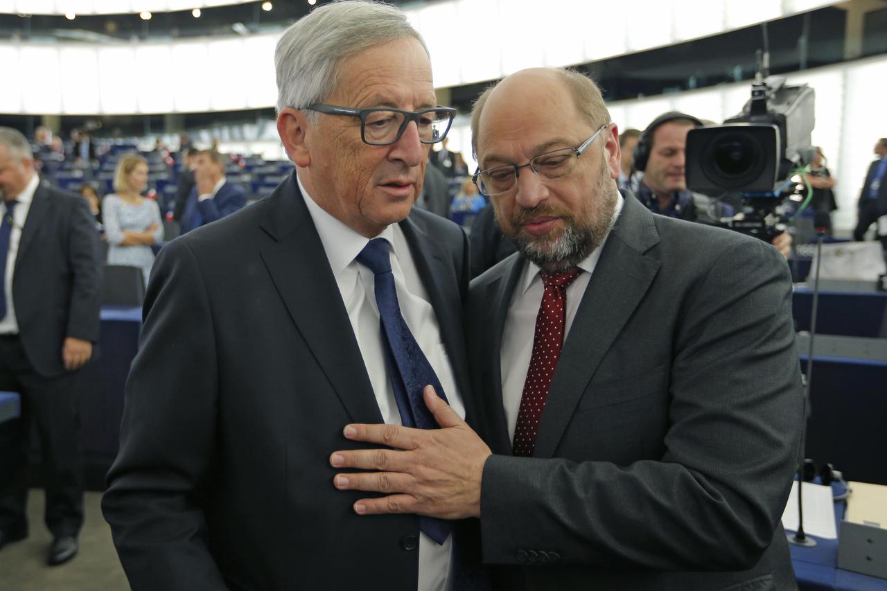 European Commission President Jean-Claude Juncker (L) talks with European Parliament President Martin Schulz ahead of his address, about migrants crisis, to the European Parliament in Strasbourg, France, September 9, 2015.   REUTERS/Vincent Kessler  TPX I