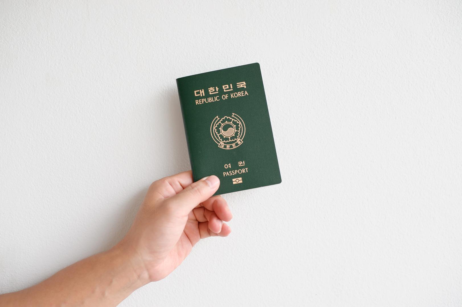 Iako vrh ljestvice ostaje nepromijenjen, došlo je do značajnih promjena odmah iza vodeće pozicije. Ujedinjeni Arapski Emirati nastavili su snažan uspon i sada dijele drugo mjesto s Japanom i Južnom Korejom. Putovnice tih država omogućuju pristup bez vize u 187 zemalja i prekooceanskih teritorija.