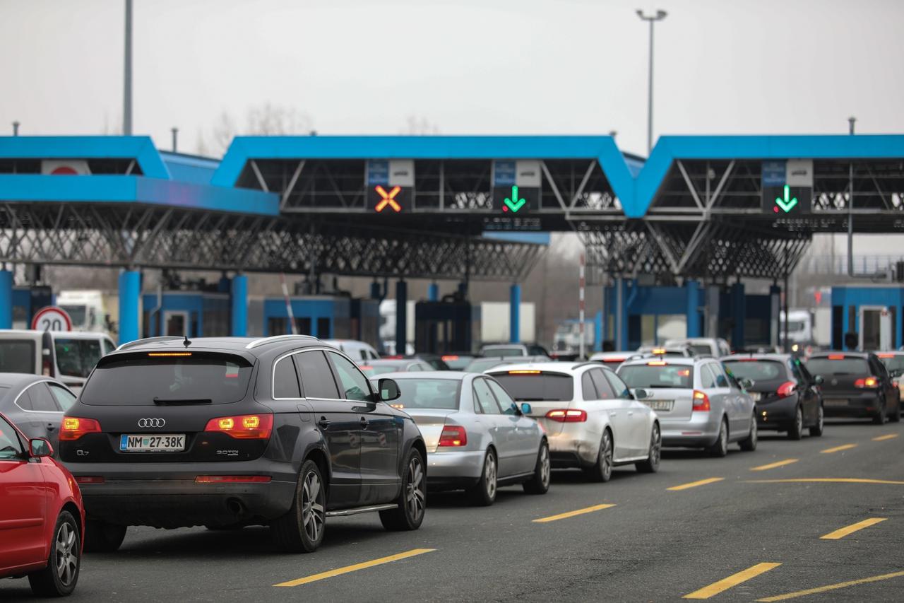 Putnici u automobilima čekaju na prelazak preko GP Bregana
