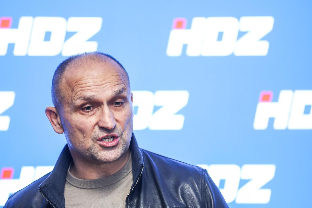Zagreb: Nakon sjednice Predsjedništva HDZ-a javnosti su se obratili Ivan Anušić i Branko Bačić