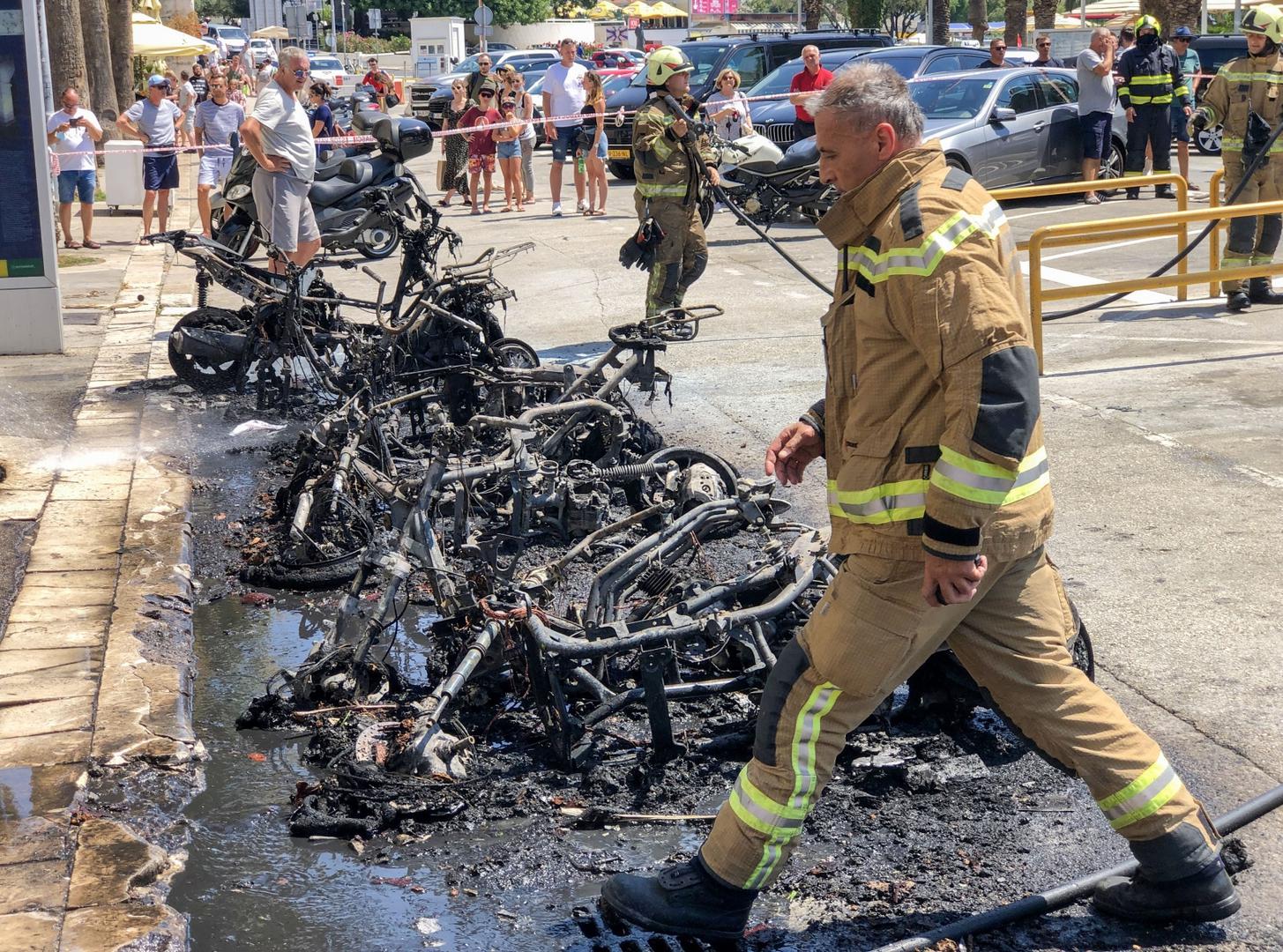 03.08.2020., Split - Vatrogasci vatrogasne postrojbe Split gase desetak zapaljenih motocikala na Rivi. Photo: Ivo Cagalj/PIXSELL