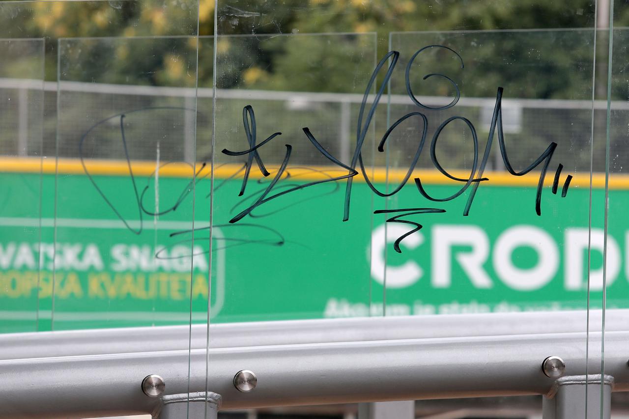 24.08.2015., Zagreb - Jedan od omiljenih projekata gradonacelnika Milana Bandica, Lenucijev fintess park, u posljednje vrijeme je u vrlo losem stanju. Sprave u polomljene i prekrivene grafitima, a cak je i novopostavljeni most zaljubljenih pun grafita, ia