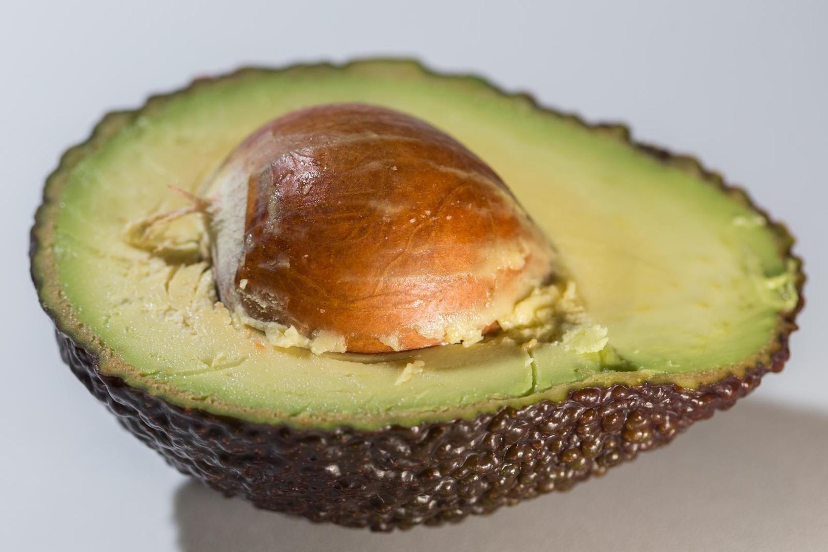 7. AVOKADO - Zbog bogatstva zdravim mastima, avokado snižava kolesterol za oko 22 posto. Jedan avokado sadrži više od pola potrebnog dnevnog unosa vlakana i 40 posto folata koji su vam potrebni svakodnevno.