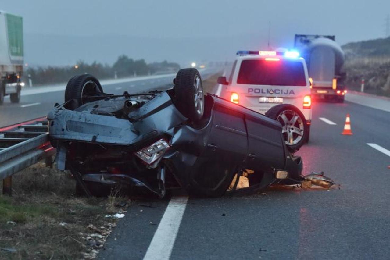 Vrpolje: Četiri osobe ozlijeđene u prevrtanju vozila na autocesti Zagreb - Split