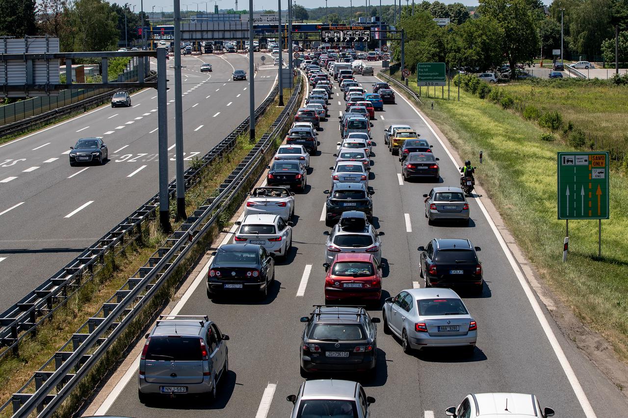 Gužve na naplatnoj postaji Lučko