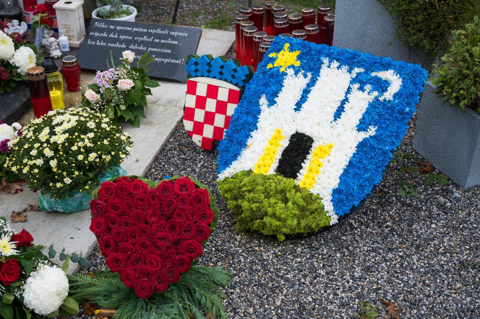 jedan s grbom Republike Hrvatske te drugi s grbom Grada Zagreba našli su mjesto uz križ na grobu jednog od najdugovječnijih gradonačelnika koji je preminuo u veljači 2022. 