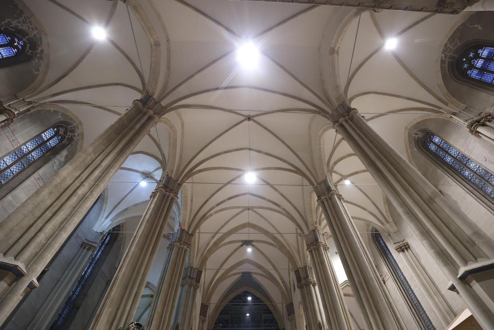 Kako je ranije istaknuto iz Vlade, za obnovu zagrebačke katedrale, jednog od najistaknutijih spomenika hrvatske kulturne baštine i simbola Zagreba, bit će do kraja godine realizirano 47 milijuna eura, uz osigurana sredstva iz Fonda solidarnosti EU i Državnog proračuna. 

