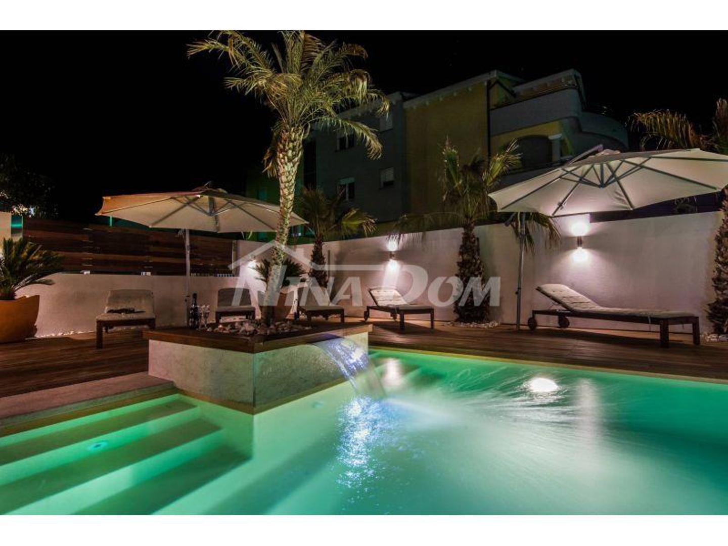 Vila se sastoji od dva luksuzna dvosobna stana, dva jednosobna stana, dva studio apartmana, konobe, podruma, ljetne kuhinje te garaže. 