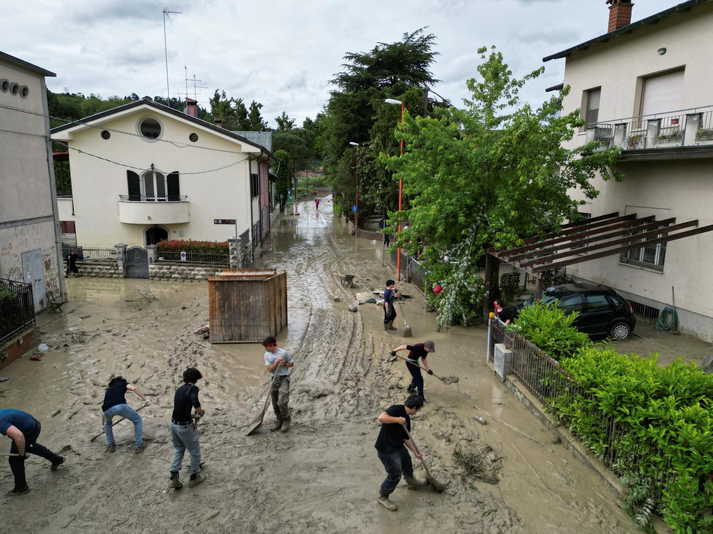Residents remove debris after heavy rains hit Italy's Emilia Romagna region, in Cesena, Italy, May 18, 2023. REUTERS/Antonio Denti Photo: ANTONIO DENTI/REUTERS