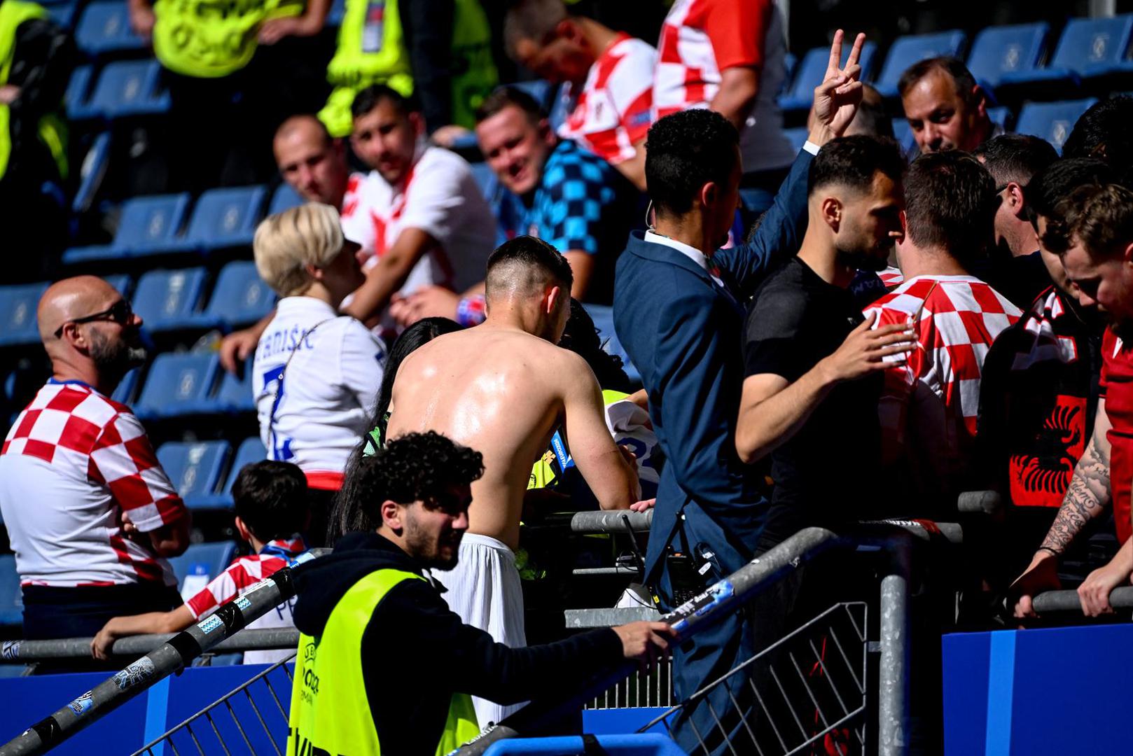 I navijačima potpisavao autograme.