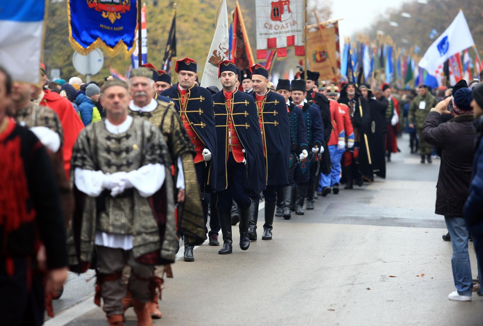 U srpske koncentracijske logore odvedeno je oko 7.000 zarobljenih branitelja i civila, a iz grada prognano oko 22.000 Hrvata i ostalih nesrba.