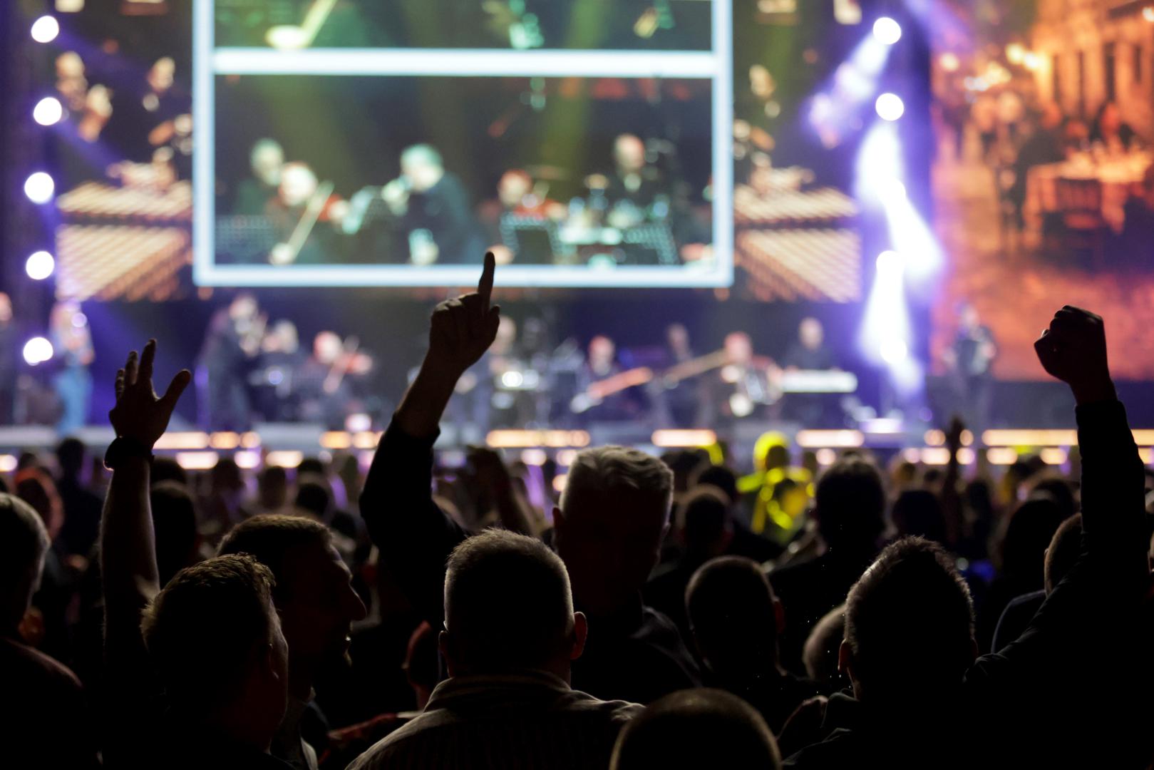 U Areni Zagreb je u subotu navečer održan koncert „Sjećanje na Tomu Zdravkovića“, posvećen jednom od najznačajnijih izvođača narodne glazbe. 