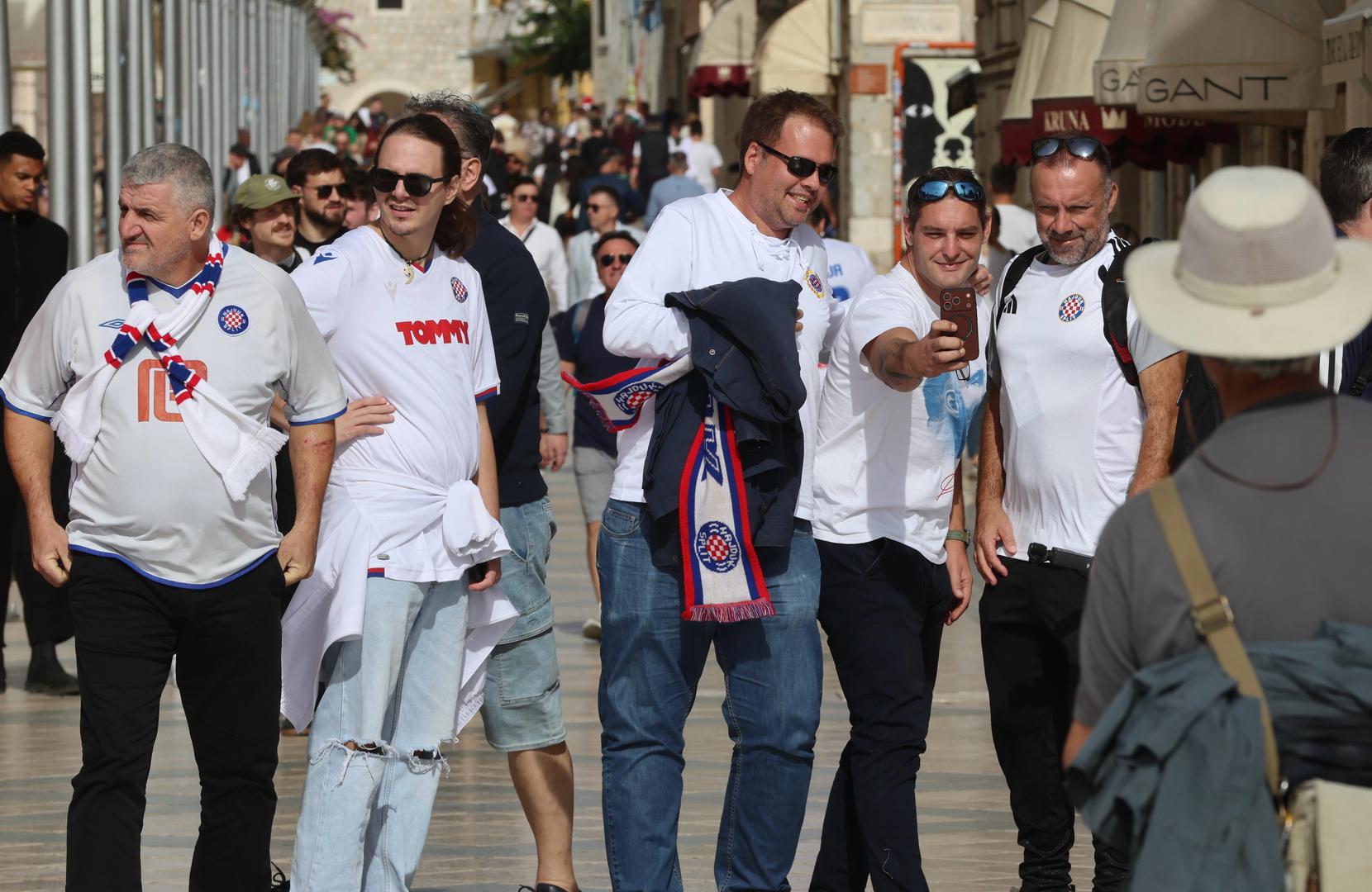 Prema navodima iz izvješća o događajima, tijekom kortea čuli su se antisemitski i nacistički uzvici.