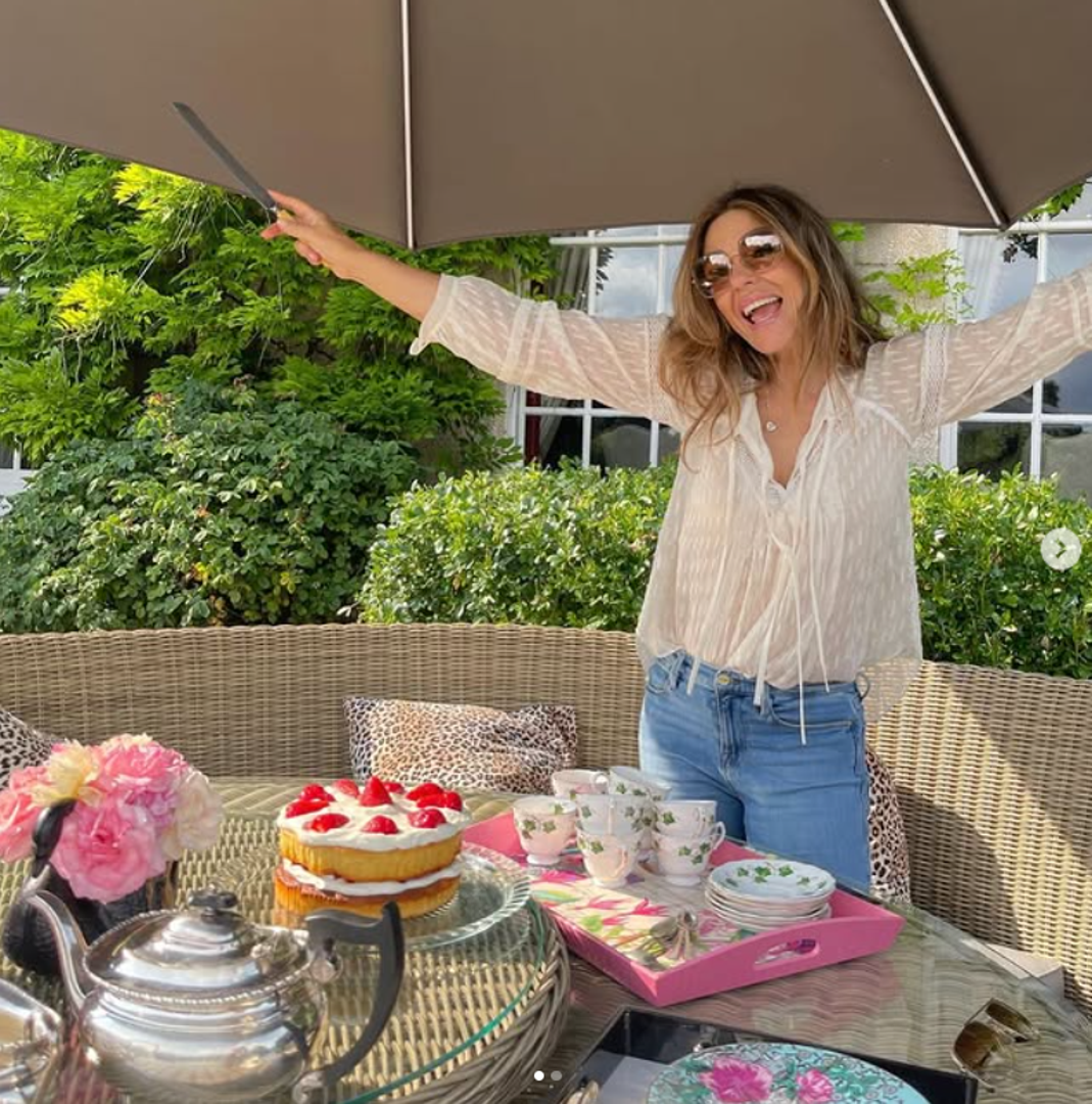  "Život je plaža. Kad sam snimala svoju prvu naslovnicu za američki Vogue (naravno, u bikiniju), izvanredni Steven Meisel naučio me koliko je pozadinsko osvjetljenje ključno za laskavu fotografiju na plaži. Do danas se držim njegove mudrosti", napisala je u opisu, otkrivši tajnu iza savršenog izgleda na svojim fotografijama.